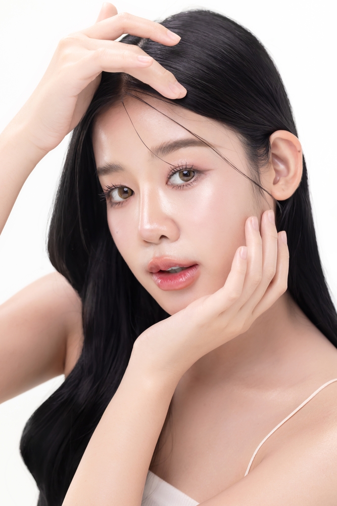 close,up,glass,skin,make,up,style,of,beautiful,young