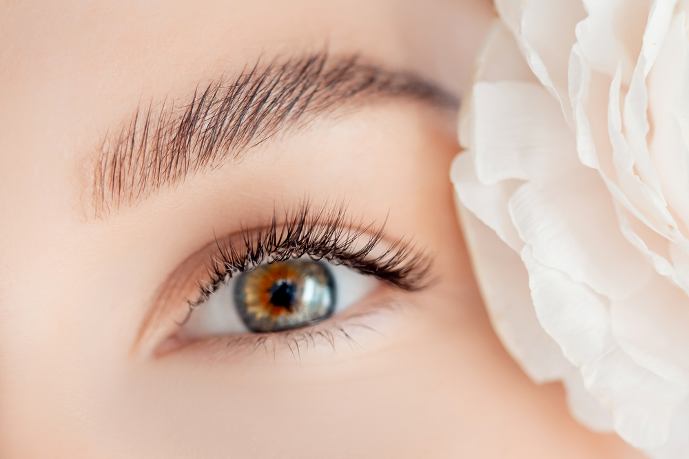 eyelash,extension,procedure,microblading,for,green,eyes,woman,in,salon.