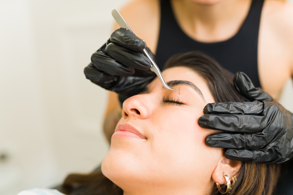 beautiful,woman,at,the,beauty,salon,putting,on,eyelash,extensions