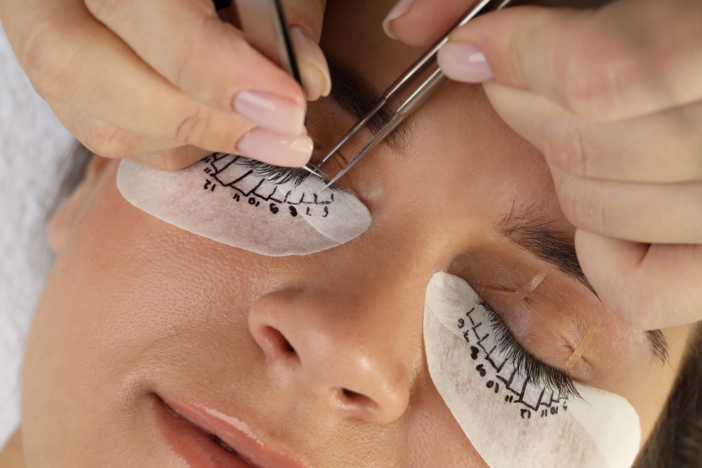 woman,undergoing,lash,extensions,procedure,in,beauty,salon,,closeup