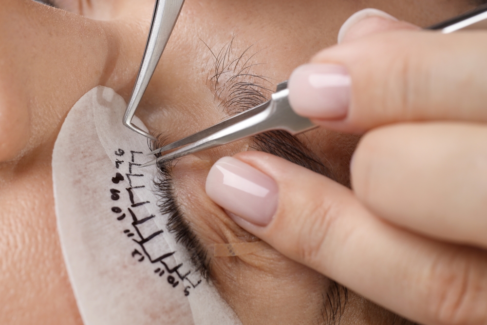 young,woman,undergoing,lash,extensions,procedure,,closeup