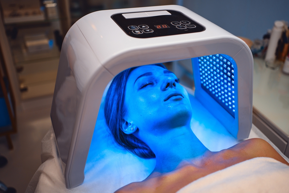 led,red,light,is,treating,the,facial,skin,of,a