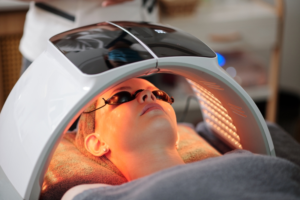 young,woman,getting,led,light,therapy,facial,in,beauty,salon