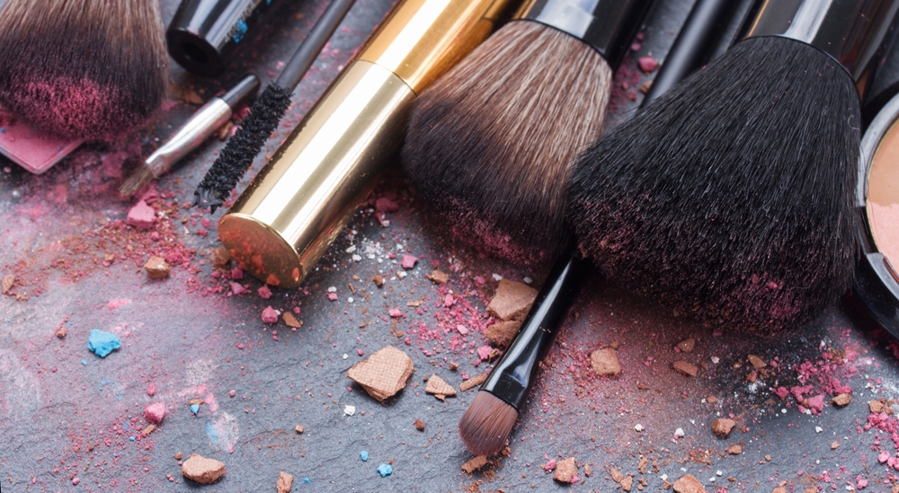 set,of,brushes,,lipsticks,and,eye,shadows,with,copy,space